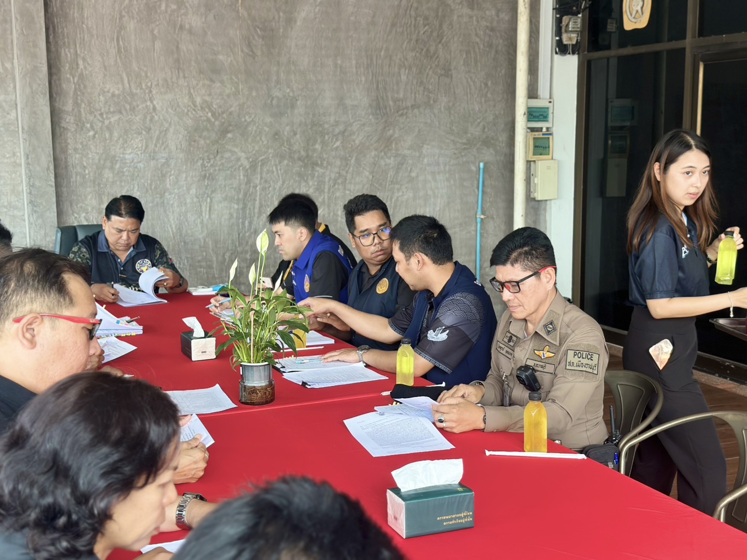 ร่วมประชุมพิจารณาการขอต่ออายุใบอนุญาตประกอบธุรกิจโรงแรม