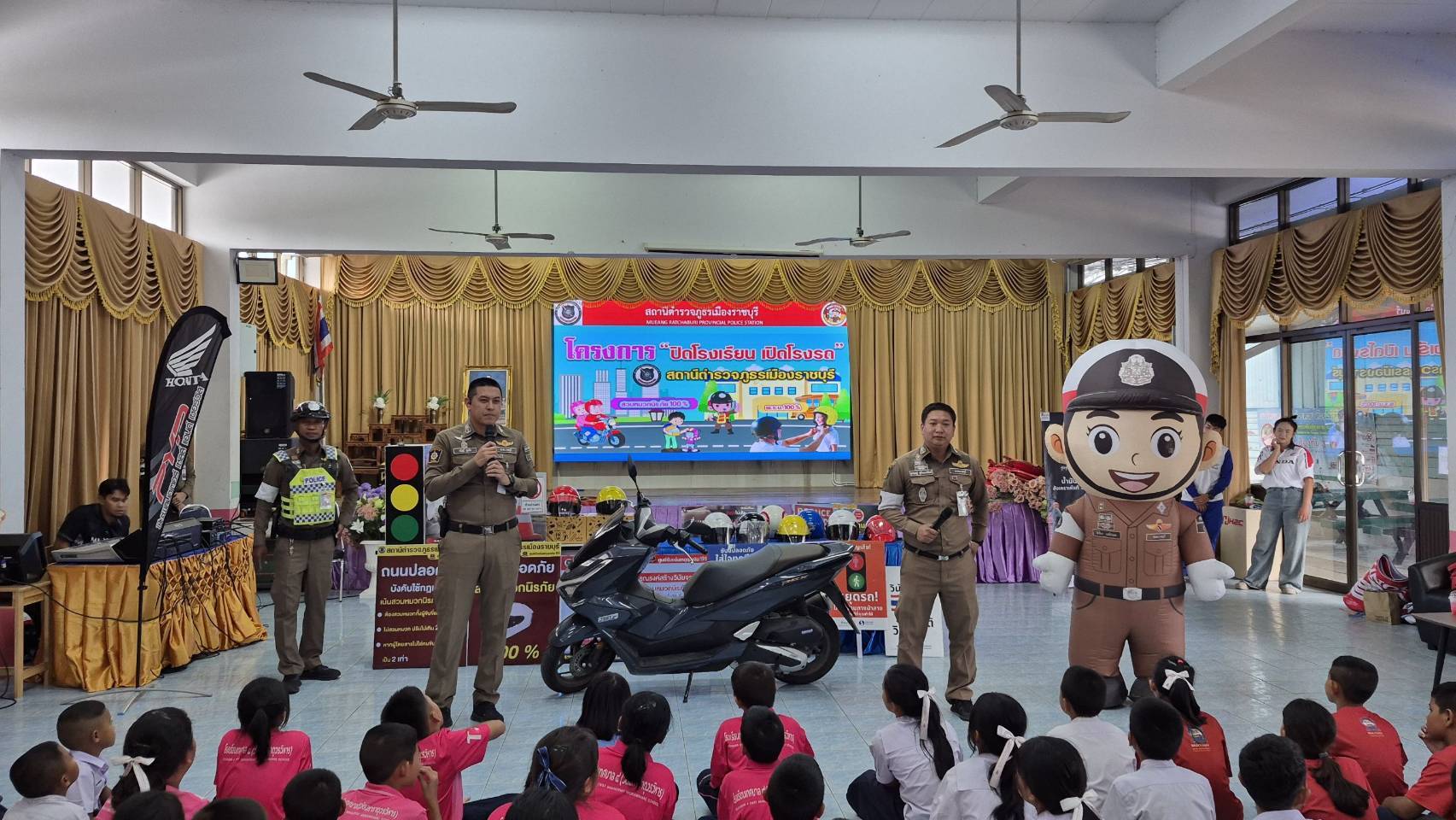 จราจรเมืองราช โครงการ “ปิดโรงเรียน เปิดโรงรถ” โรงเรียนเทศบาล 4 (วัดมหาธาตุวรวิหาร)